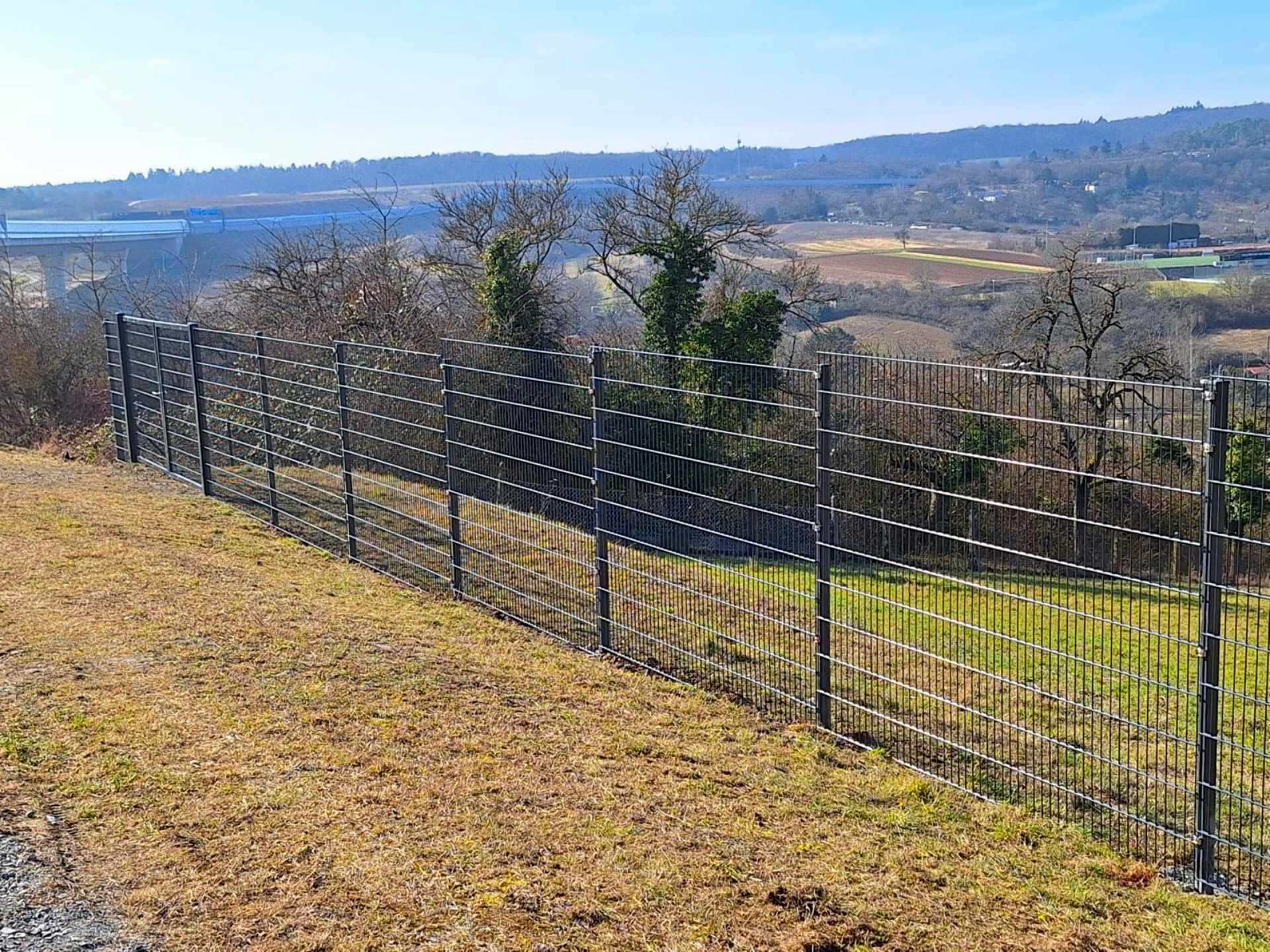 Neu errichteter Zaun